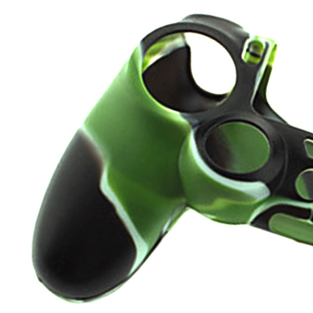Nahaufnahme des Controllers mit grün-schwarzem Tarnmuster.