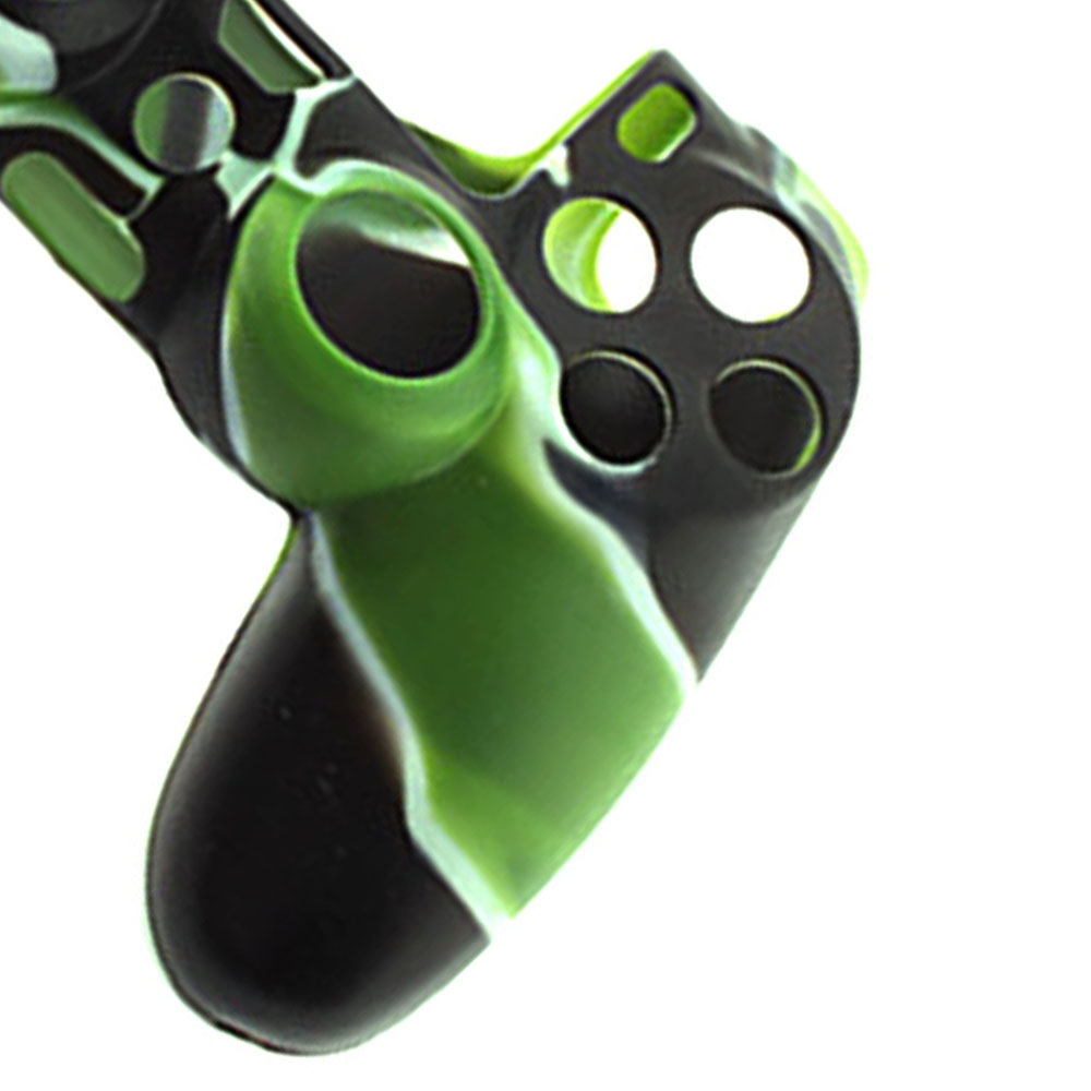 Nahaufnahme des Controllers mit grün-schwarzem Tarnmuster.