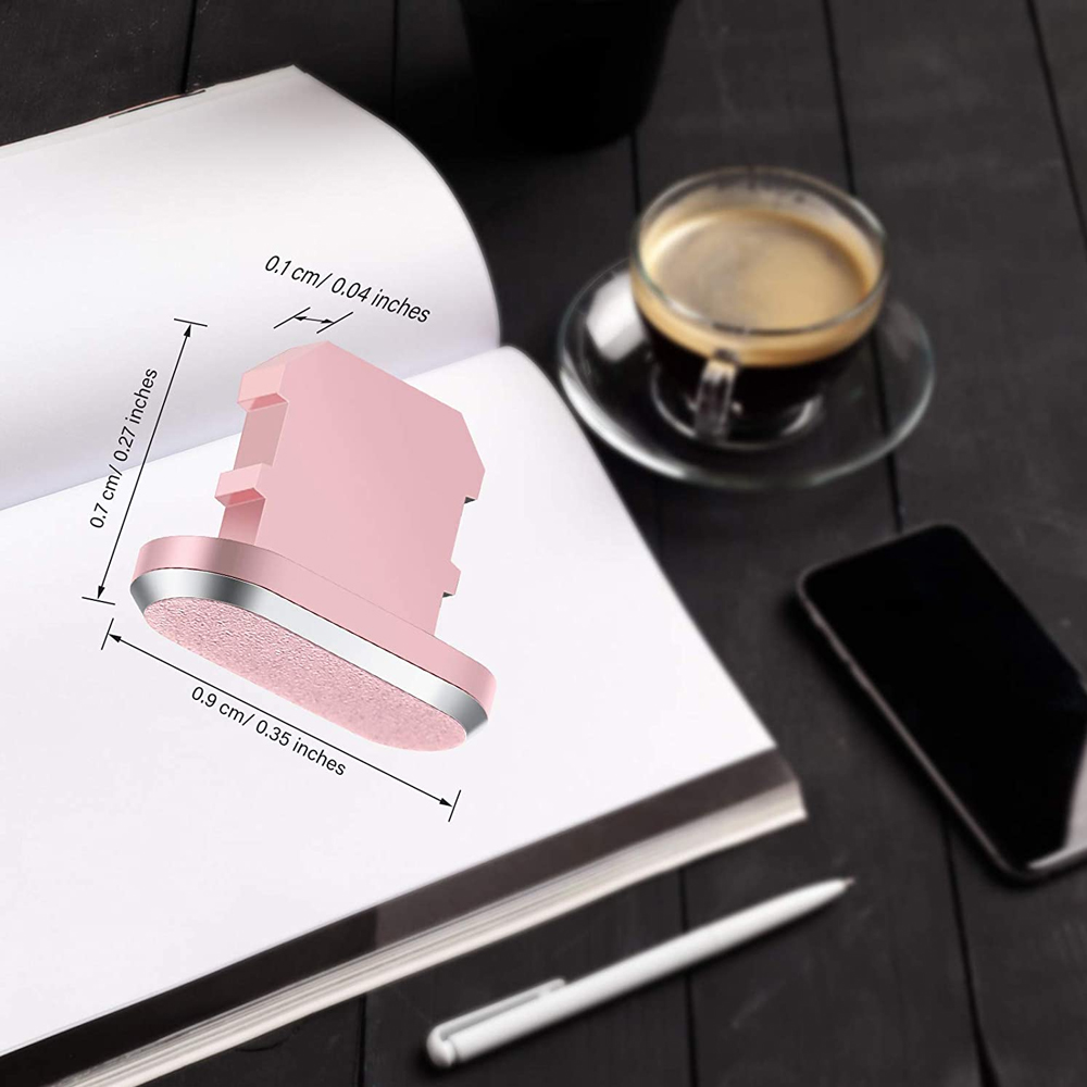 Ein rosafarbenes SIM-Kartenfach wird in der Nähe einer Kaffeetasse, eines Telefons, eines Notizbuchs und eines Stifts angezeigt.
