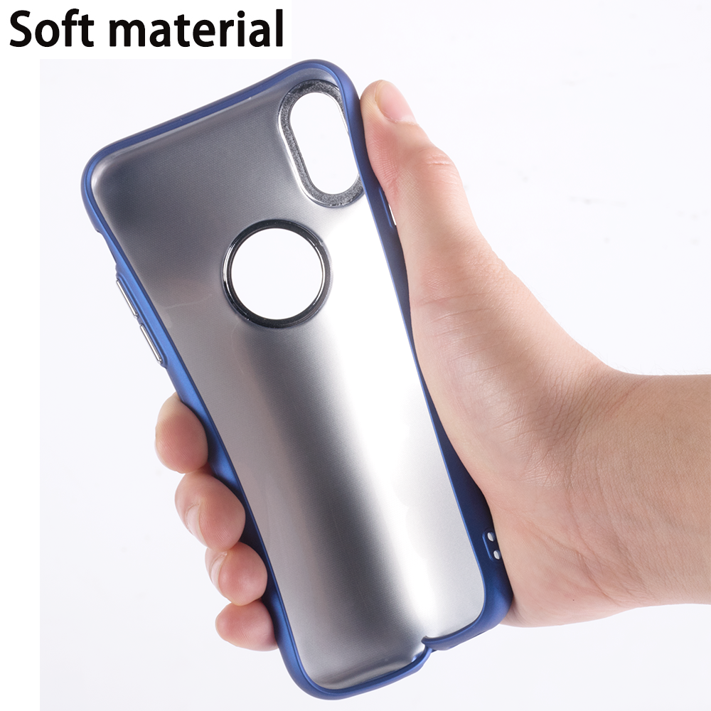 Hand hält eine blaue Handyhülle. Die Hülle ist innen silberfarben.