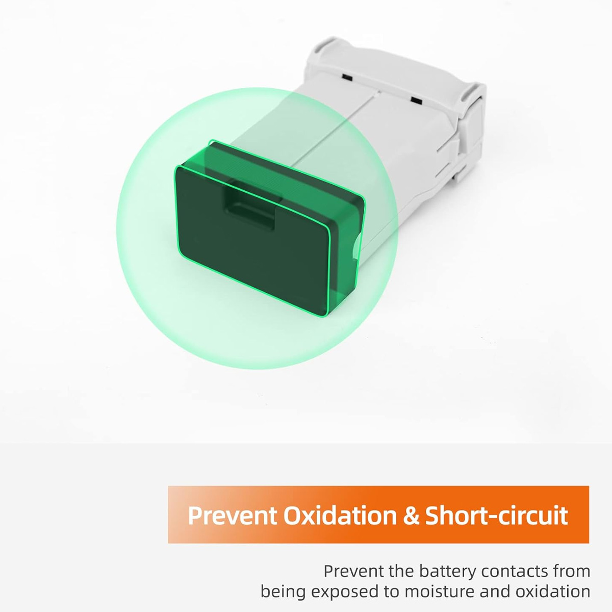 Eine weiße Batterie mit einer grünen Schutzabdeckung, die die Oxidation und Kurzschlusssicherung hervorhebt.
