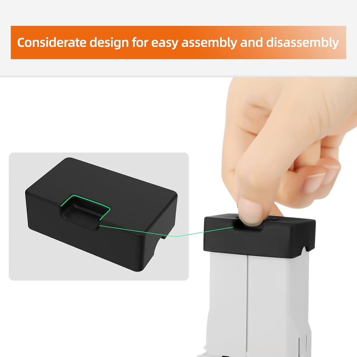 Eine Hand, die eine schwarze Abdeckung auf eine weiße Batterie montiert, wobei das Design für einfache Montage und Demontage.
