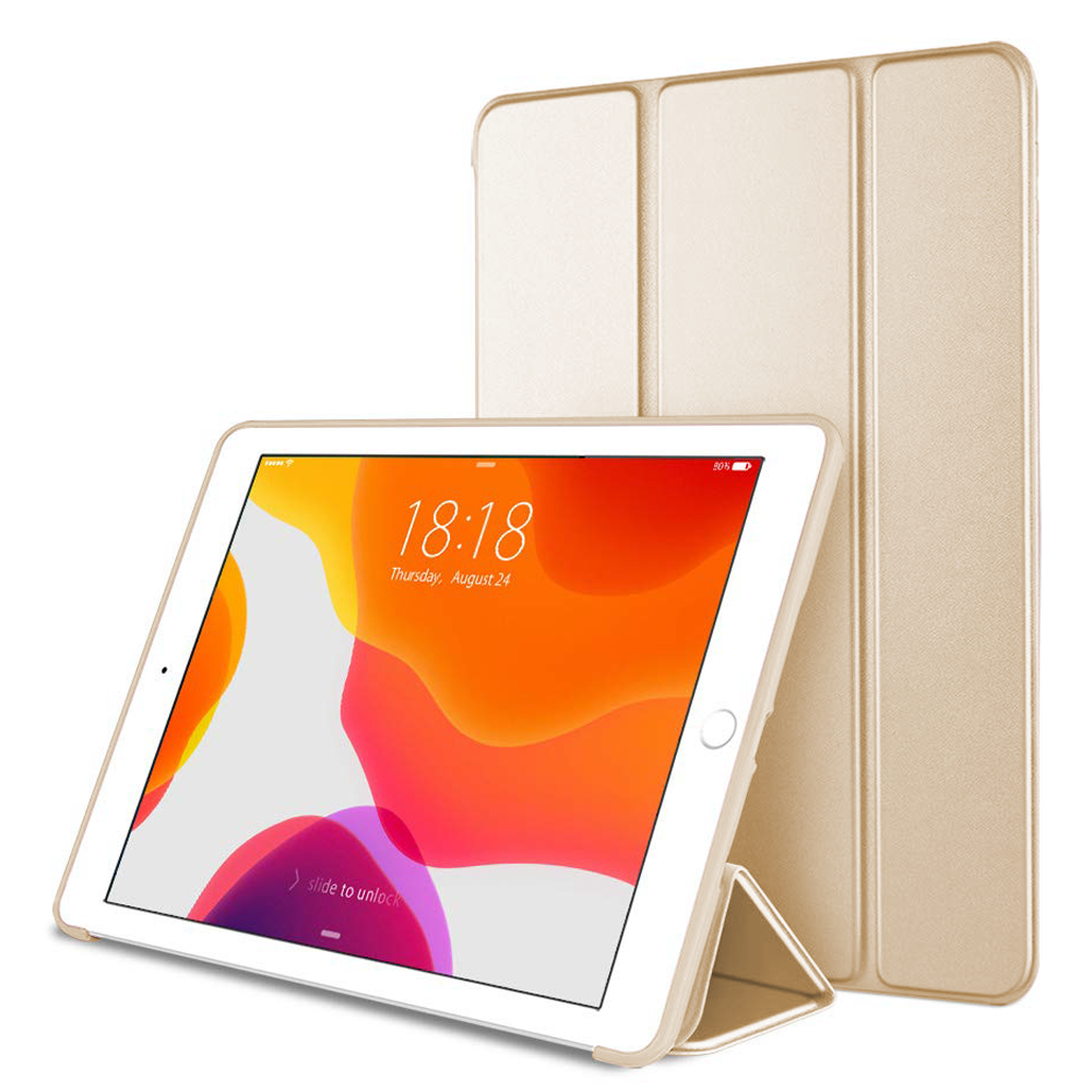 Ein goldenes iPad mit passender Hülle zeigt die Uhrzeit 18:18 auf einem farbenfrohen Bildschirm an.