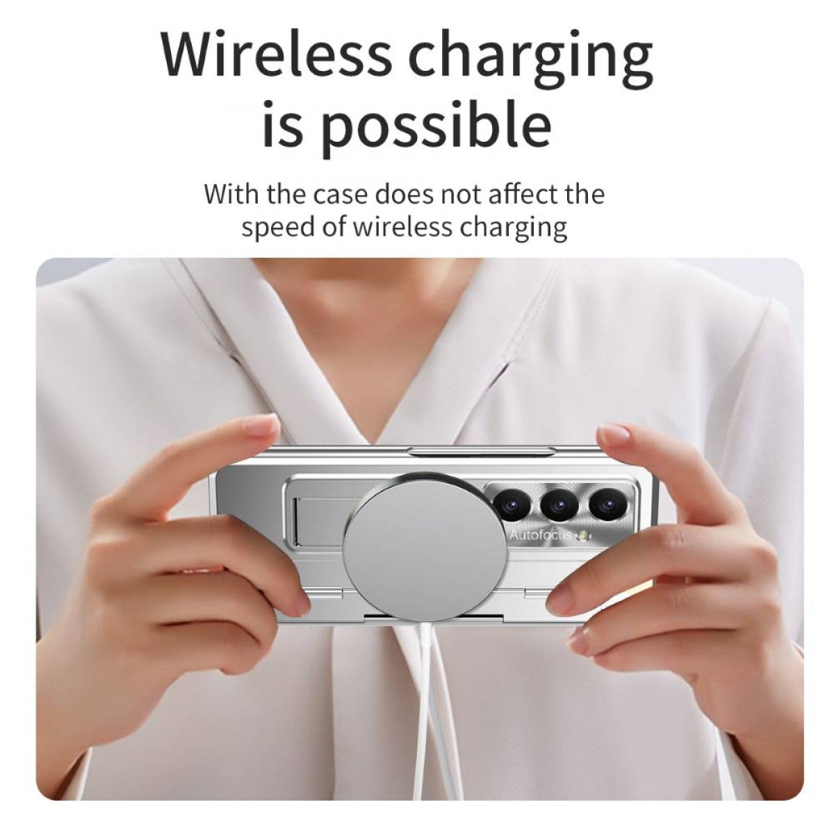 Ein Telefon in einer silbernen Hülle mit Ladegerät. Hände einer Frau halten das Telefon. Text: Wireless charging is possible.