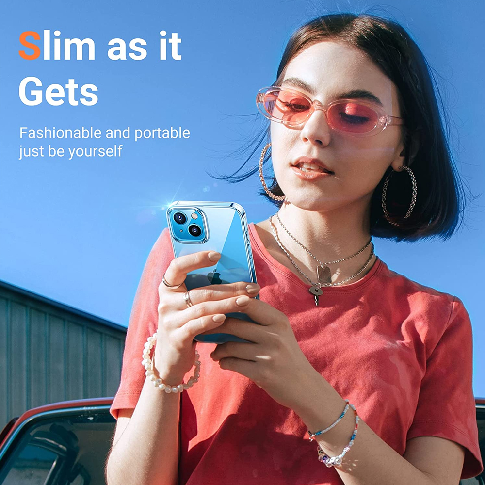 Eine Frau hält ein Telefon in einer transparenten Hülle. Sie trägt eine rosa Sonnenbrille und ein rotes Hemd.