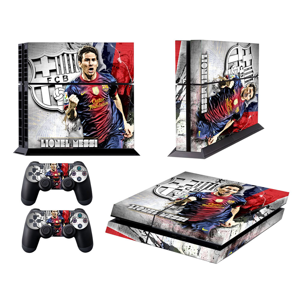 Eine PlayStation 4-Konsole und Controller mit einem Lionel Messi-Skin-Design.