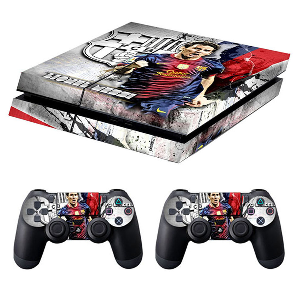 Eine Playstation 4-Konsole und zwei Controller mit Lionel Messi-Skin-Designs.