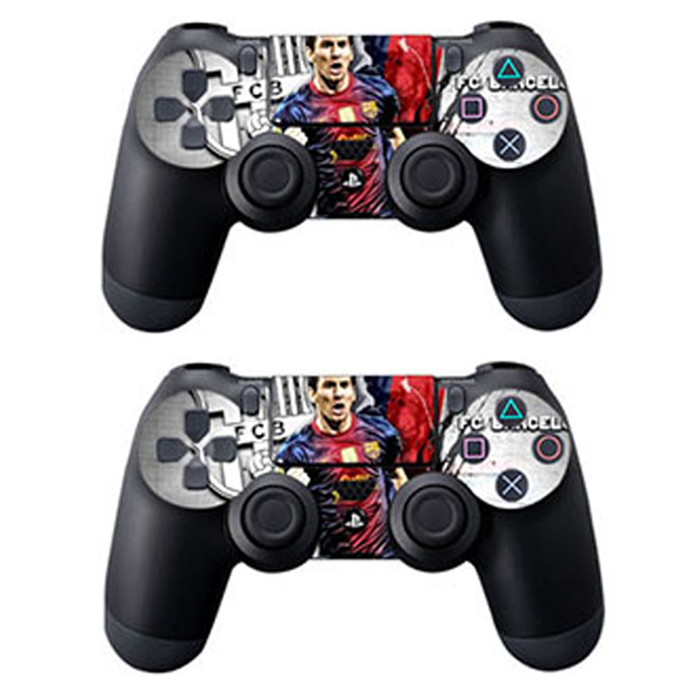 Zwei PlayStation 4-Controller mit einem Lionel Messi-Skin-Design, Vorderansicht.