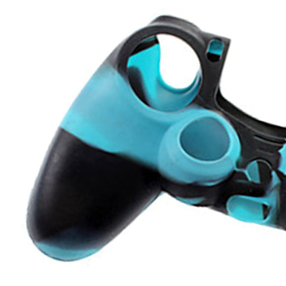 Nahaufnahme einer blau-schwarzen Silikonhülle für einen PlayStation-Controller, die die Textur und das Design zeigt.