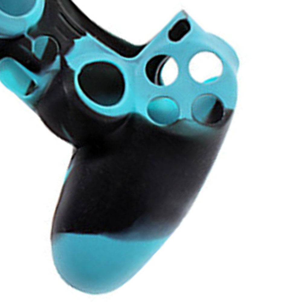 Nahaufnahme eines blau-schwarzen Camouflage-Musters auf einem Videospiel-Controller-Griff.