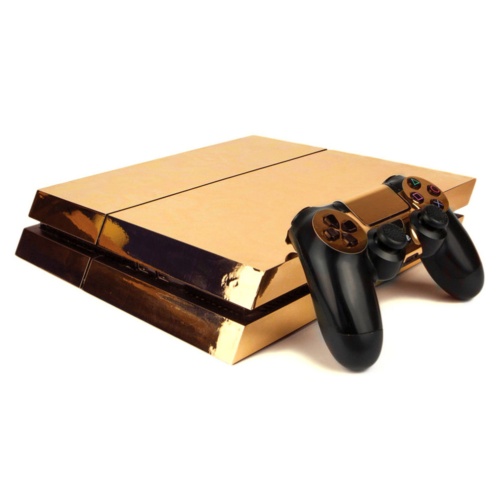 Eine goldene Playstation 4 mit einem schwarzen Controller auf einem weißen Hintergrund.