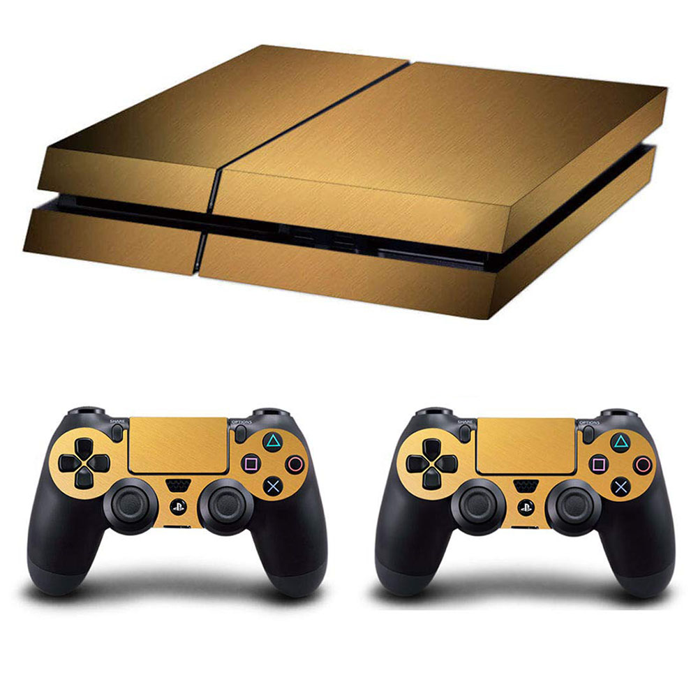 Goldene Playstation 4-Konsole und zwei schwarze Controller mit goldenen Akzenten auf weißem Hintergrund.