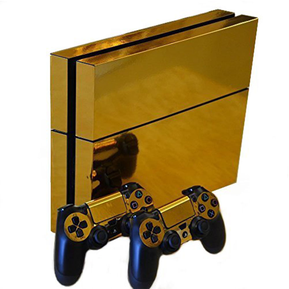 Eine goldene Playstation 4 mit zwei schwarzen Controllern mit goldenen Akzenten auf einem weißen Hintergrund.