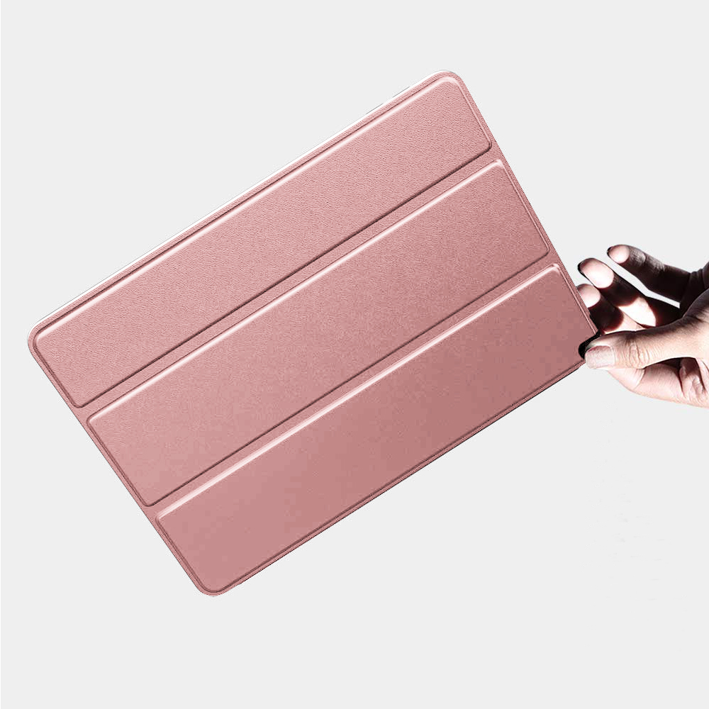 Eine rosa Tablet-Hülle mit dreifach gefalteter Abdeckung wird von einer Hand gehalten und betont ihr Design und ihre Funktionalität.