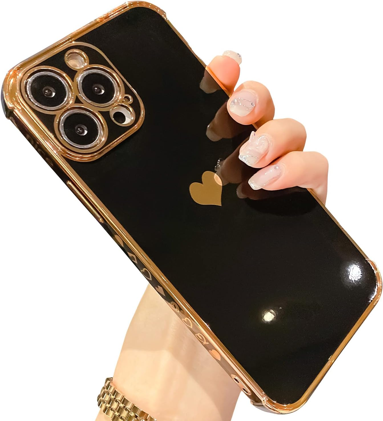 Schwarze iPhone-Hülle mit goldenen Akzenten und Herzdesign, gehalten von einer Hand mit goldener Uhr.
