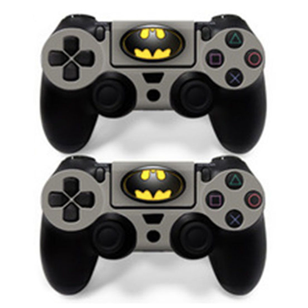 Zwei graue Controller mit einem schwarzen und gelben Batman-Logo.