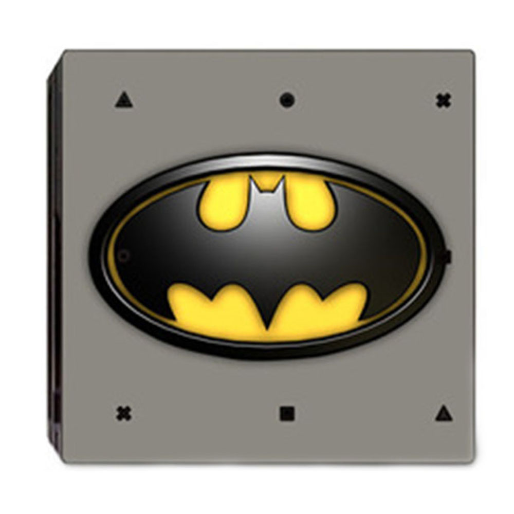 Eine graue Konsole mit einem schwarzen und gelben Batman-Logo.