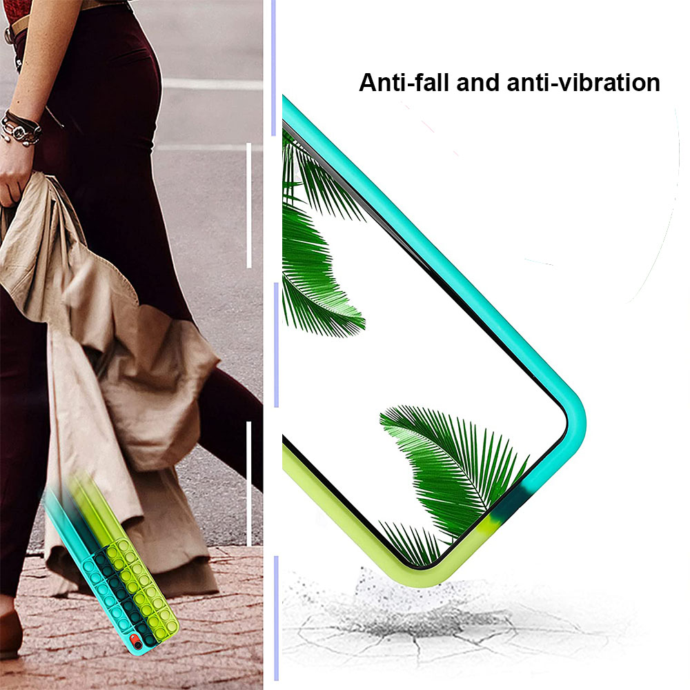 Frau mit einem türkisfarbenen und grünen Push-Pop-Spielzeug und einer beigen Jacke über dem Arm.