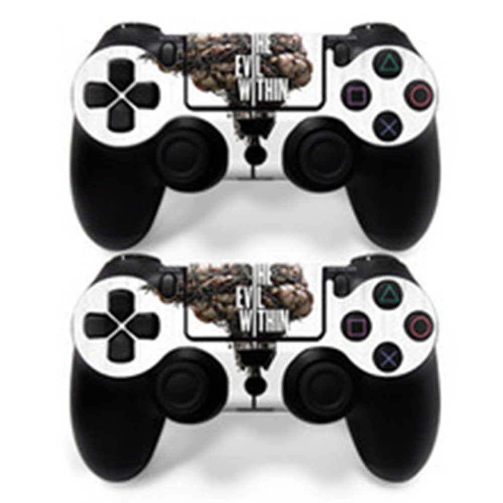 Zwei schwarze PlayStation-Controller mit The Evil Within-Spielgrafiken darauf.