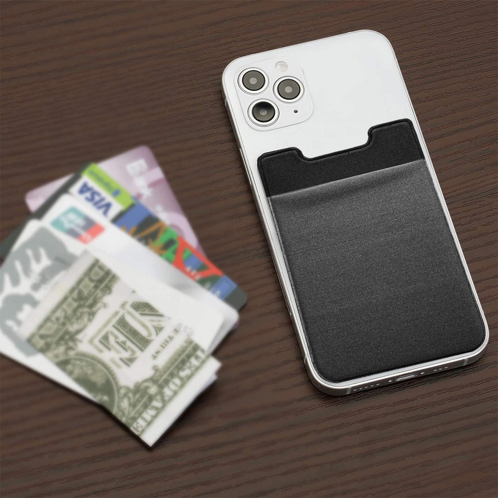 Telefon mit Kartenhalter, Karten und Geld auf Holzoberfläche. Das Telefon ist rechts.