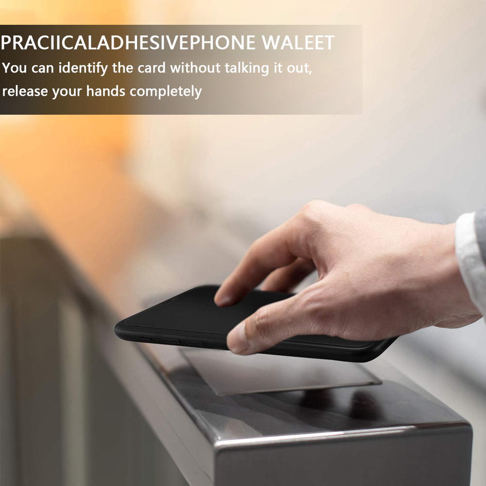 Eine Hand, die ein schwarzes Telefon mit einer angebrachten Brieftasche in der Nähe eines Scanners verwendet.