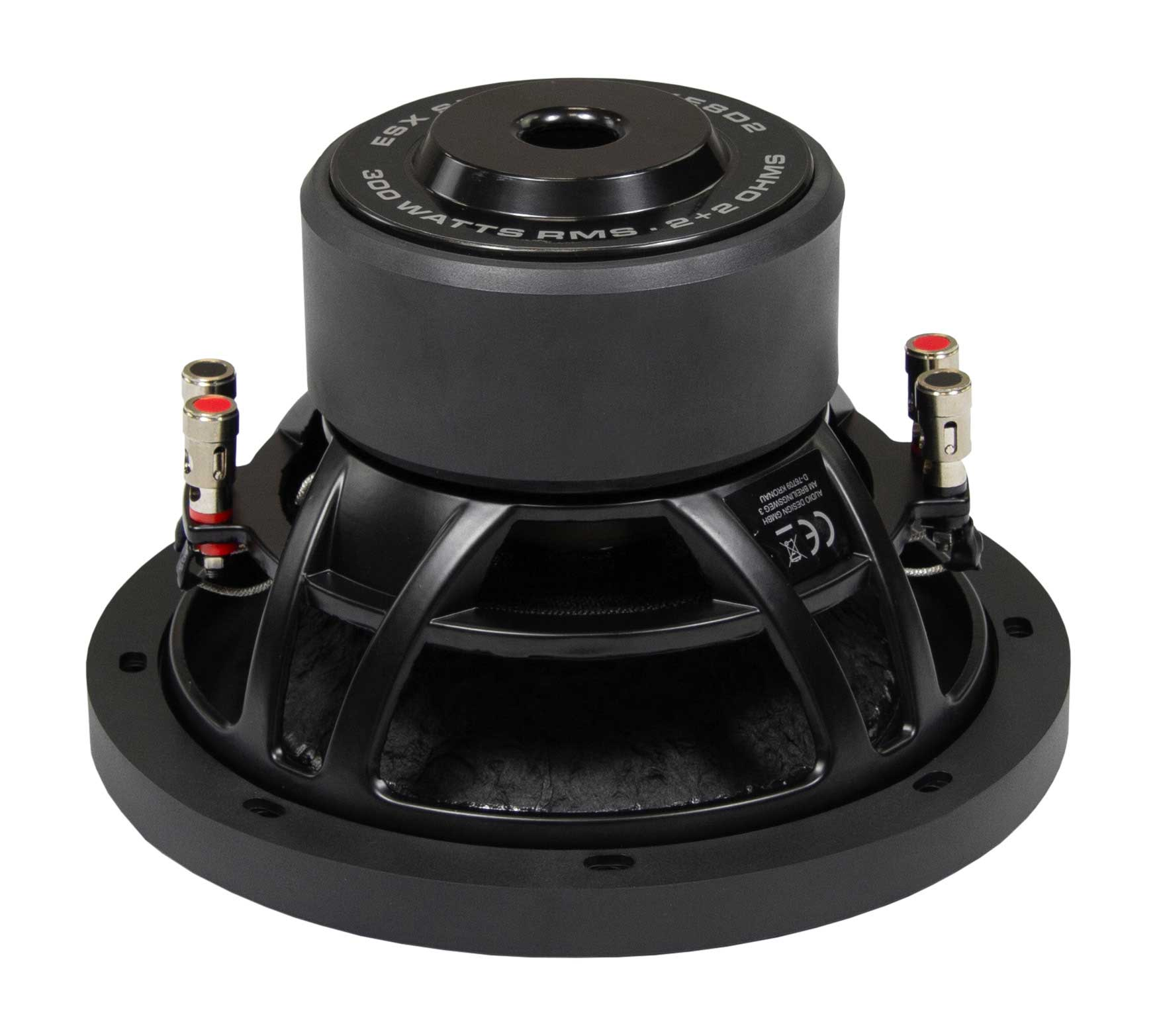 Schwarzer Subwoofer mit großem Sockel und roten und schwarzen Anschlüssen. Isoliert auf Weiß.