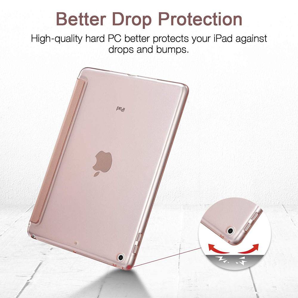 Ein roségoldenes iPad in einem Hartschalenetui, das abgewinkelt ist, um den Fallschutz zu zeigen. Ein Einsatz hebt die Stoßfestigkeit der Ecken hervor.