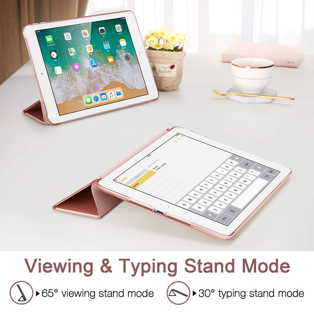 Zwei iPads mit roségoldenen Hüllen, eines im Betrachtungsmodus und das andere im Tippmodus auf einem weißen Tisch.