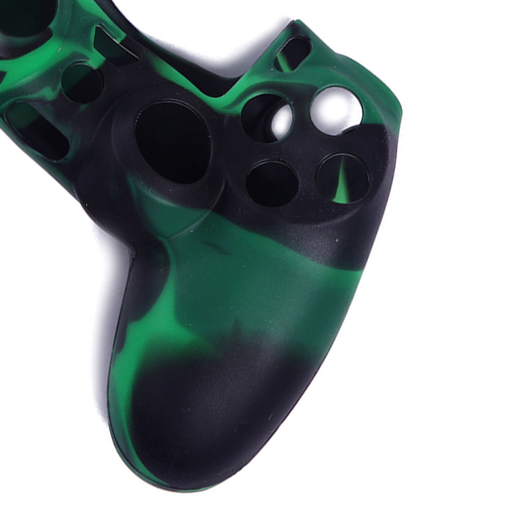 Eine grüne und schwarze Tarn-Silikonhülle für einen Playstation-Controller, von der rechten Seite betrachtet.
