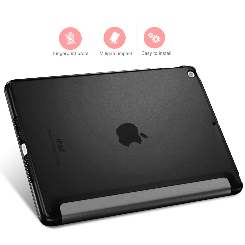Eine schwarze iPad-Hülle, die ihr fingerabdrucksicheres Design und ihre Aufprallschutzfunktionen zeigt, wobei das Apple-Logo sichtbar ist.