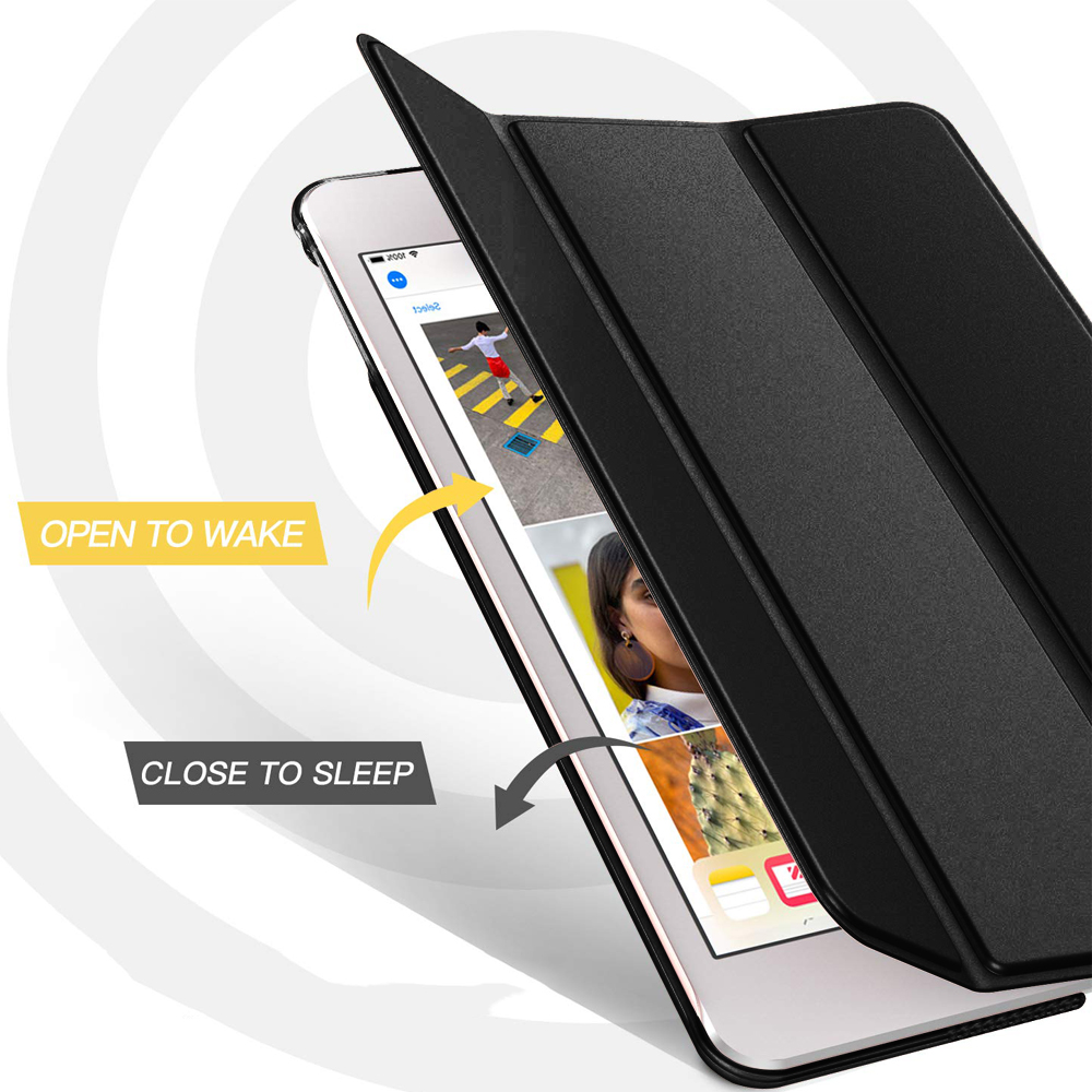 Ein iPad in einer schwarzen Hülle ist teilweise geöffnet und zeigt Bilder auf dem Bildschirm mit dem Text "OPEN TO WAKE" und "CLOSE TO SLEEP".