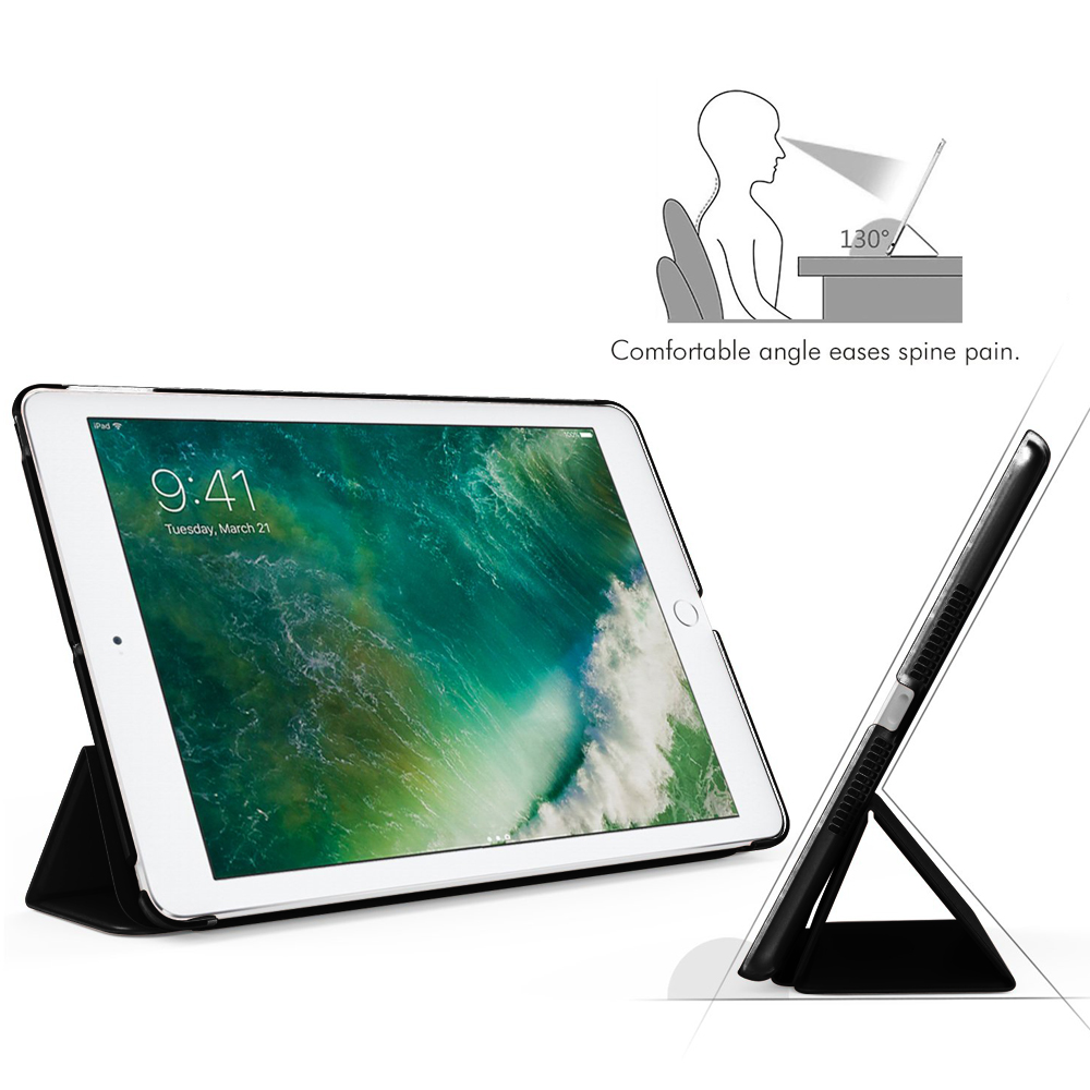 Ein weißes iPad in einer schwarzen Hülle ist in einem bequemen Winkel aufgestellt, um Rückenschmerzen zu lindern. Es ist 9:41 Uhr, Dienstag, 21. März.