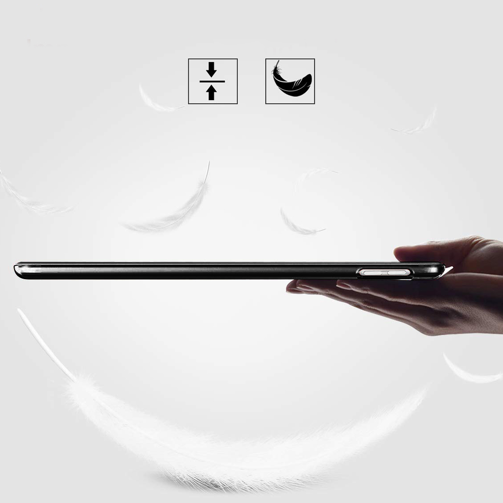 Eine schlanke schwarze iPad-Hülle wird in einer Hand vor einem weißen Hintergrund mit Federillustrationen gehalten.