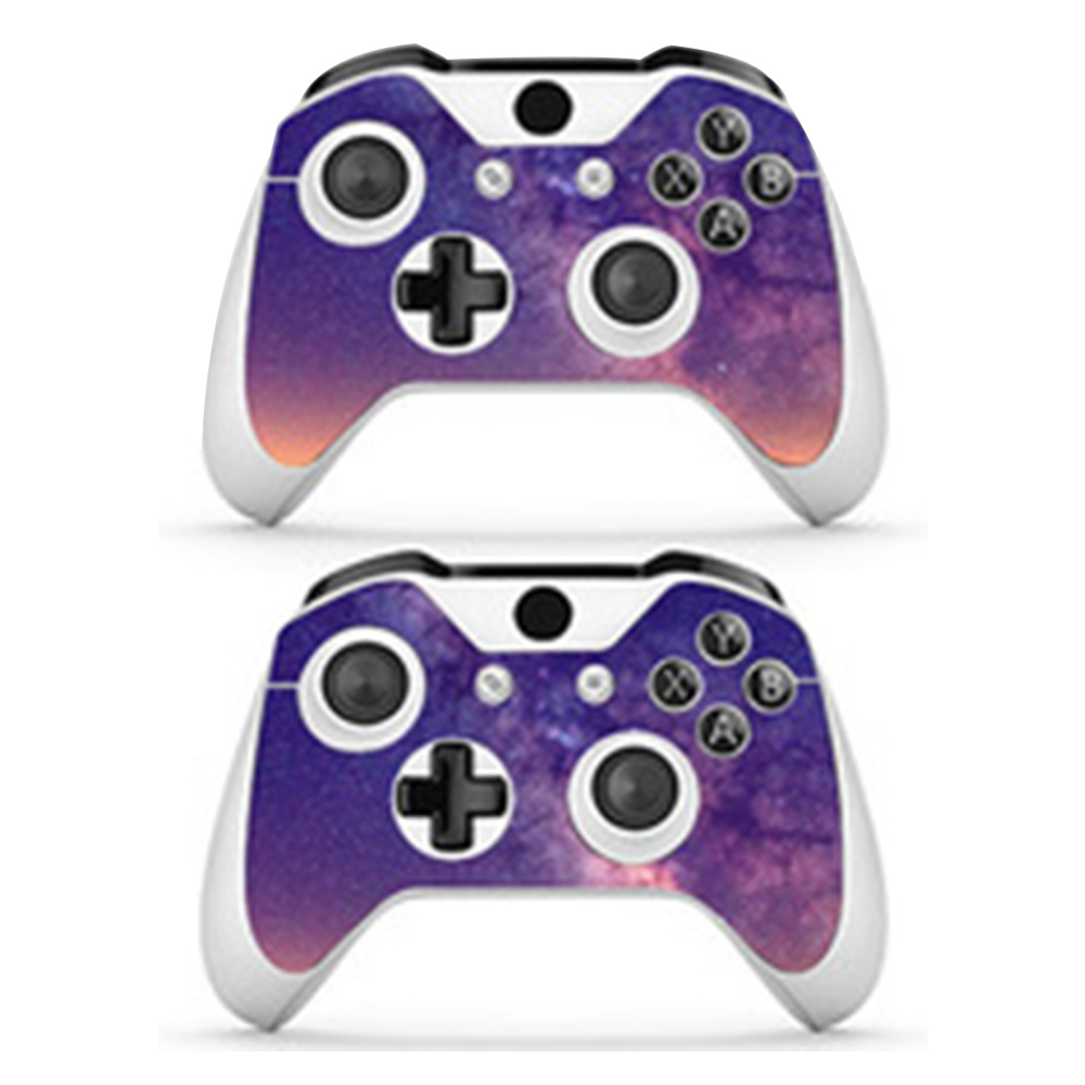 Zwei Xbox-Controller mit einem Weltraum- und Gebirgsdesign.