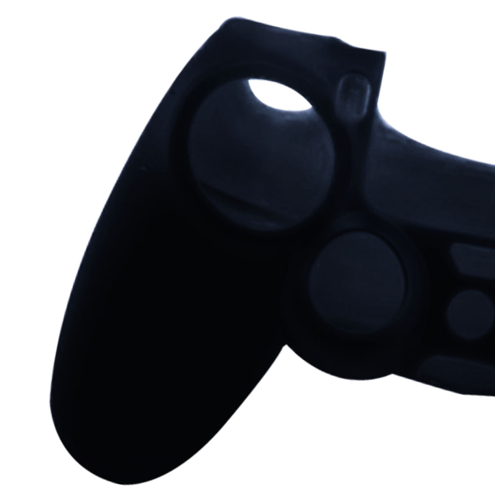 Eine Nahaufnahme einer schwarzen Silikon-Gamepad-Hülle zeigt ihr komplexes Design und ihre glatte Textur vor einem weißen Hintergrund.