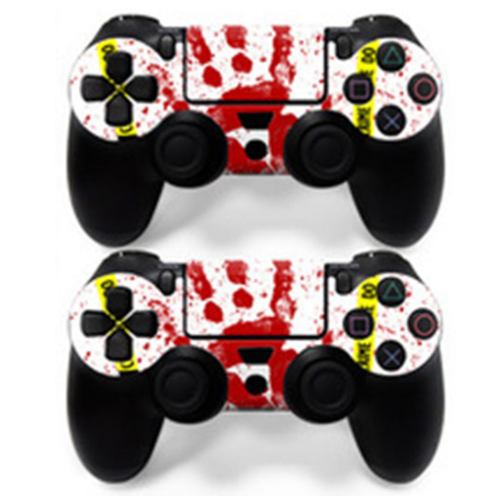 Zwei Videospiel-Controller mit einem weißen Hintergrund, der mit Rot und Absperrband bespritzt ist.