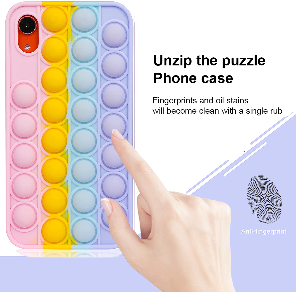Eine Hand drückt auf eine pastellfarbene Pop-it-Handyhülle, die als Anti-Fingerabdruck gekennzeichnet ist, vor einem weißen Hintergrund.