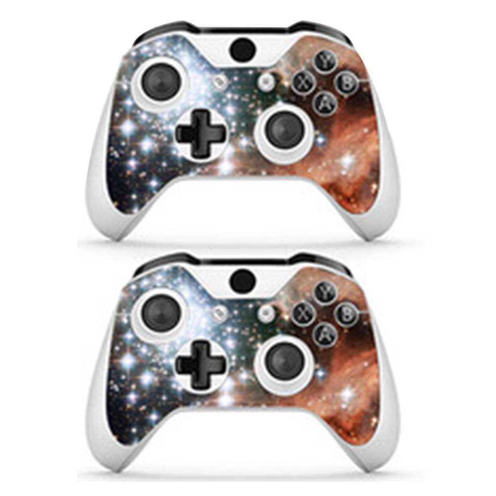 Zwei Gamecontroller mit einem dunklen Weltraumnebel-Thema auf einem weißen Hintergrund.