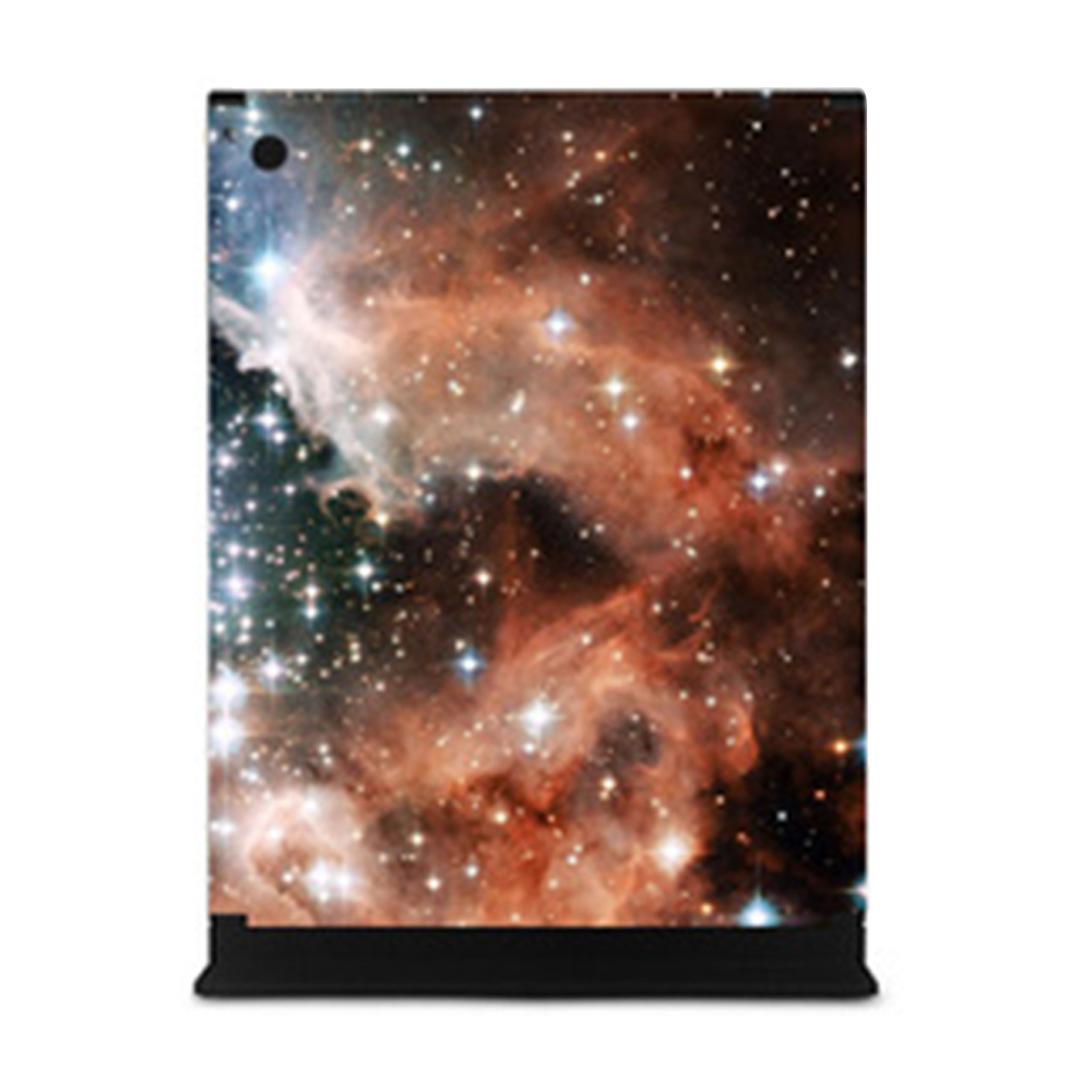 Ein Gehäuse mit Nebel-Motiv steht aufrecht auf einem schwarzen Sockel und zeigt kosmische Farben und Himmelsmuster.