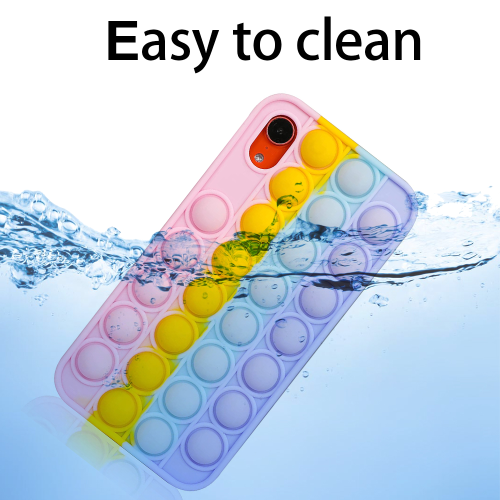 Eine pinke, gelbe und blaue Pop-It-Handyhülle, die in Wasser getaucht ist, demonstriert ihre einfache Reinigung.