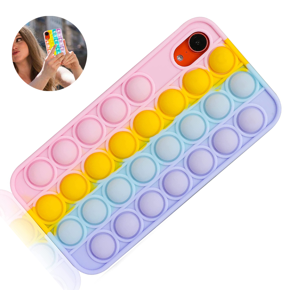Ein Pop-It-Handygehäuse mit rosa, gelben und blauen Blasen, gezeigt mit einer Frau, die im Hintergrund ein Selfie macht.