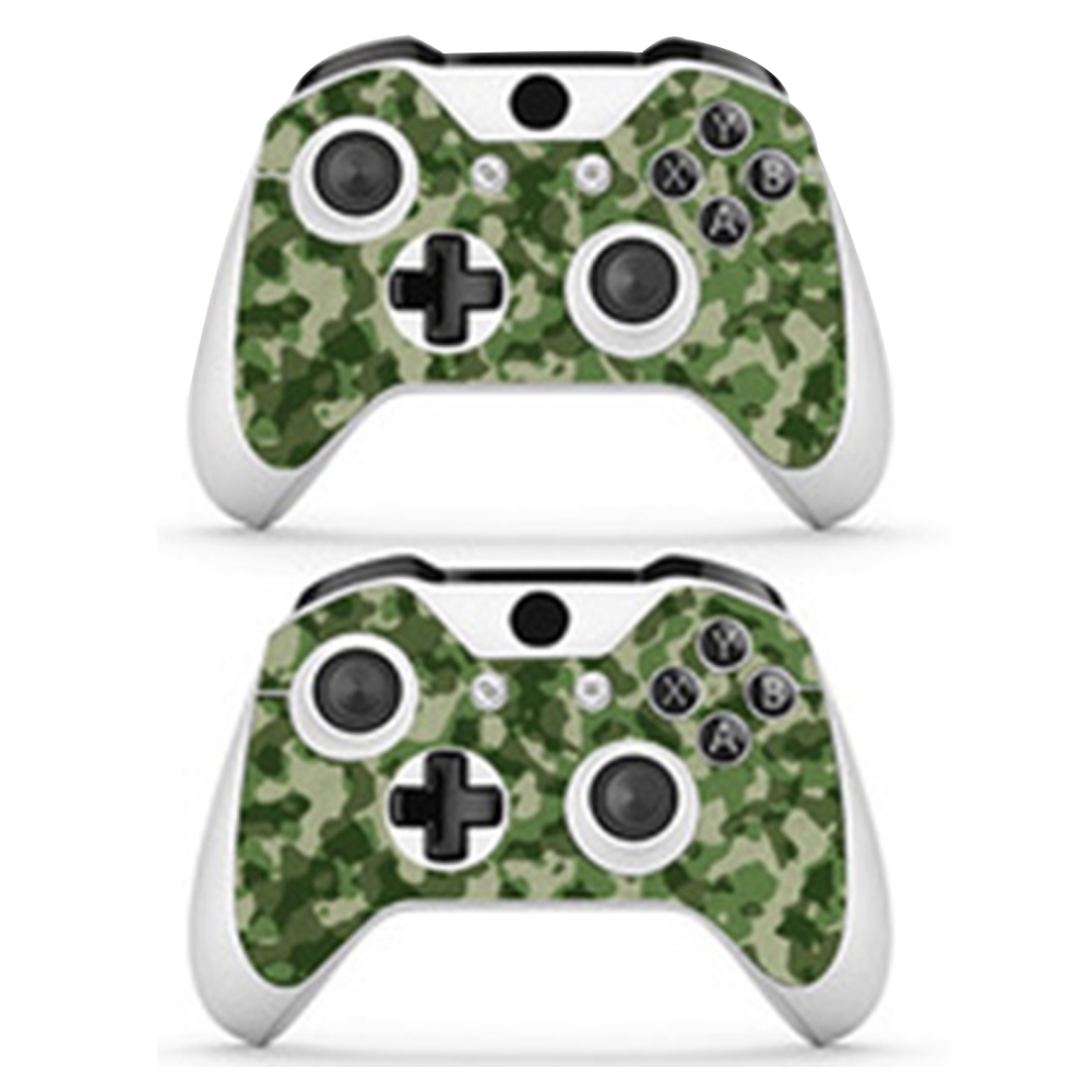 Zwei Xbox-Controller mit einem grünen Tarnmuster werden angezeigt, die das Tastenlayout und Designdetails zeigen.