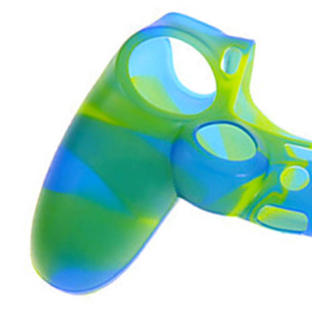 Eine Nahaufnahme einer blau-grünen Tie-Dye-Spielcontroller-Hülle vor einem weißen Hintergrund.