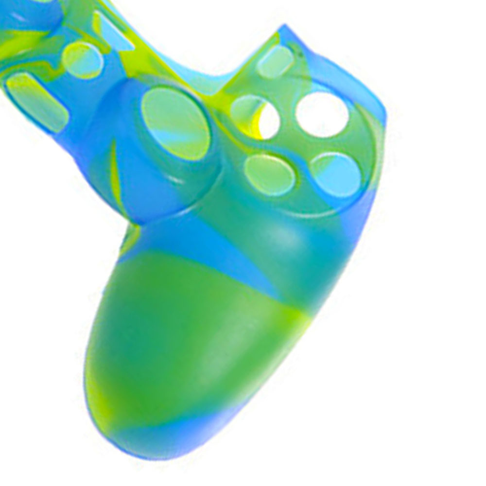 Eine Nahaufnahme einer blau-grünen Tie-Dye-Spielcontroller-Hülle vor einem weißen Hintergrund.
