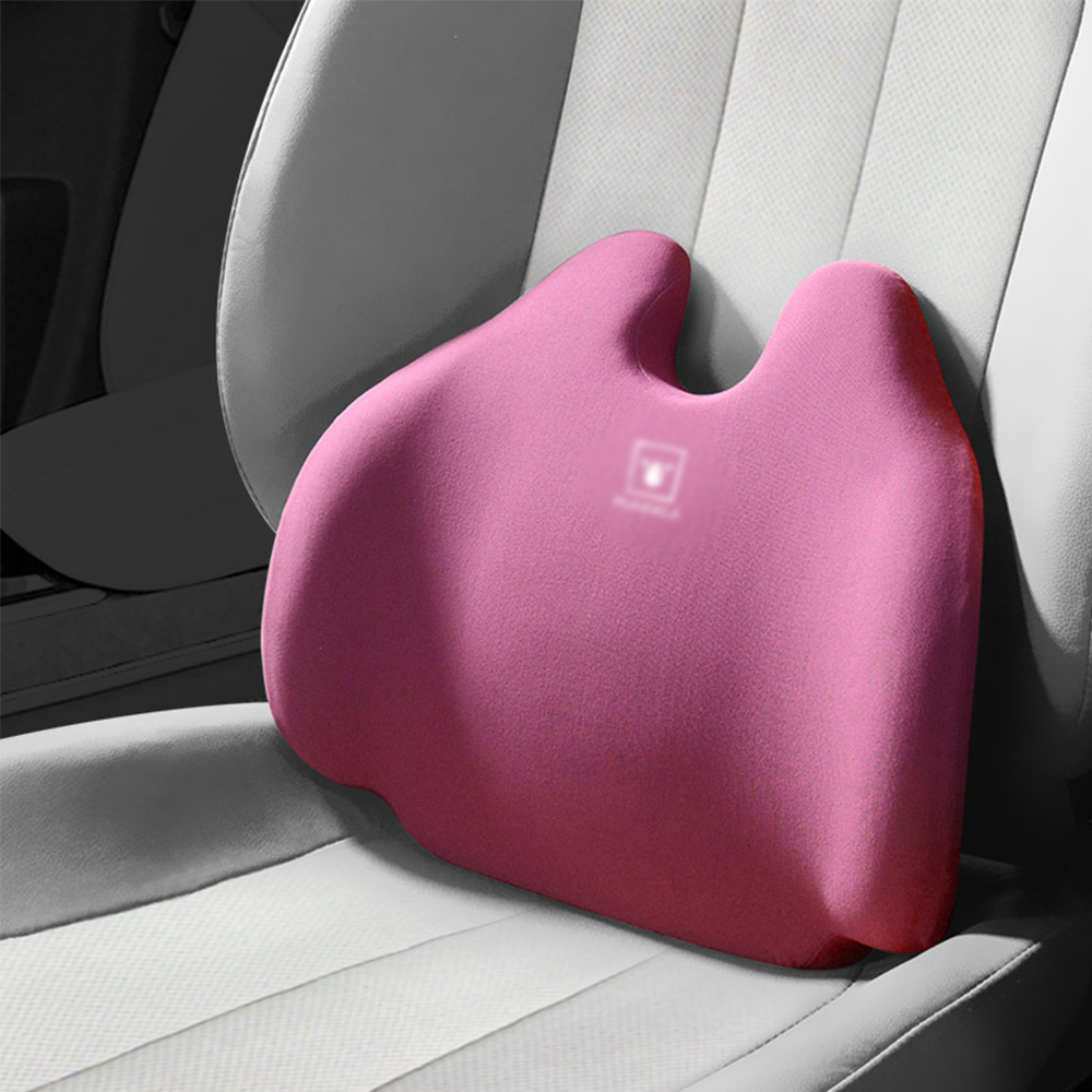 Ein rosa Sitzkissen aus Memory-Schaum mit einem U-förmigen Ausschnitt wird auf einem Autositz platziert.