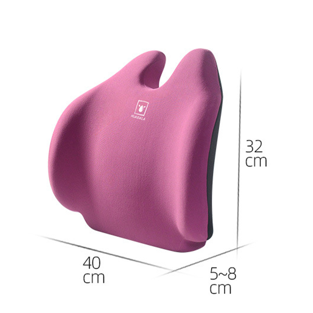 Ein rosa Lendenwirbelstützkissen aus Memory-Schaum mit angezeigten Abmessungen, das sein ergonomisches Design zeigt.