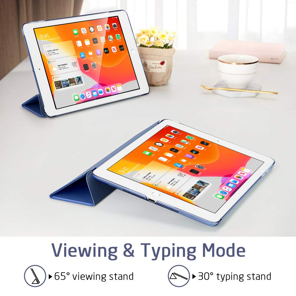 Zwei iPads werden auf einem weißen Tisch ausgestellt, eines stehend und eines aufgestellt, die ihre Bildschirme zeigen.