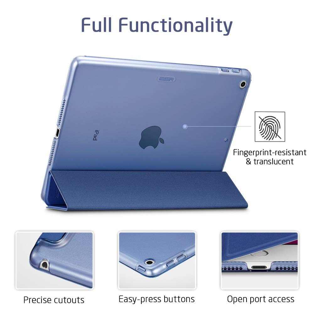 Eine blaue iPad-Hülle mit sichtbarem Apple-Logo wird gezeigt, die ihr Design und ihre Funktionalität hervorhebt.