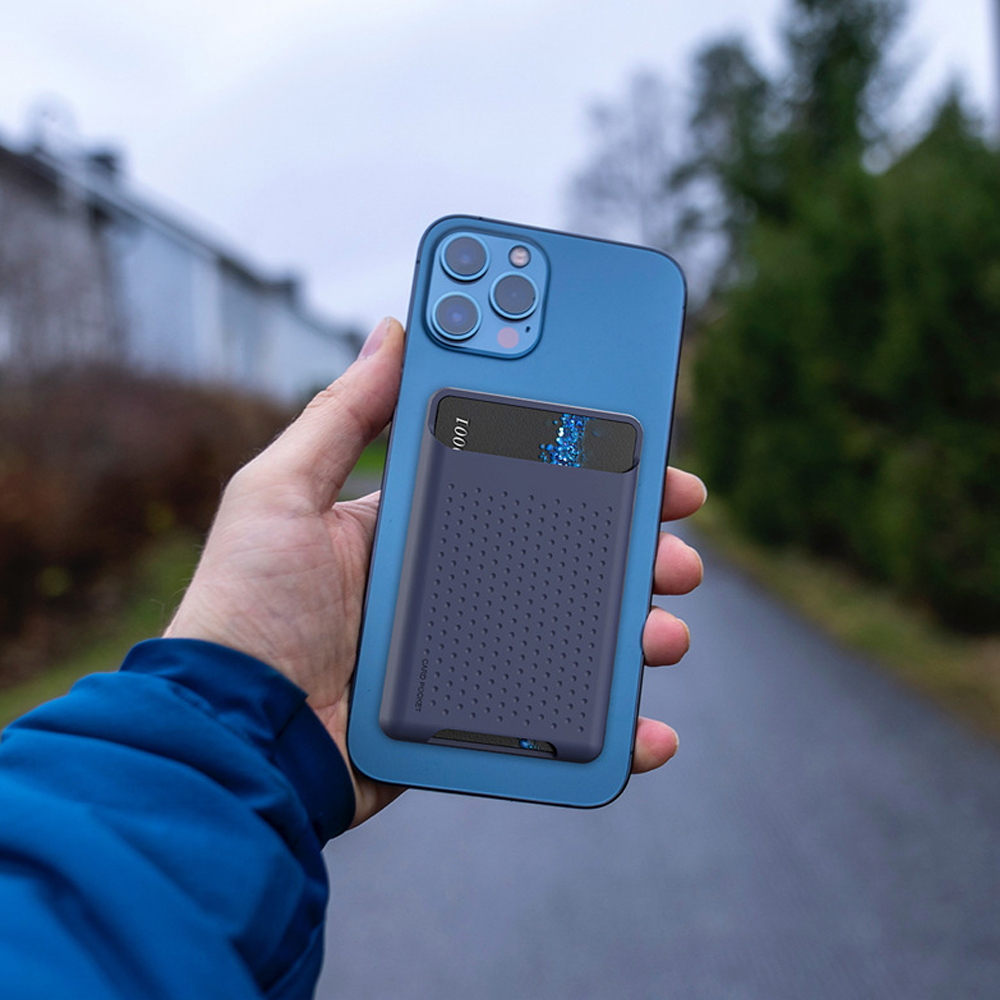 Ein grauer Kartenhalter mit einer Karte wird an einem Telefon in der Hand gezeigt. Das Telefon ist blau.