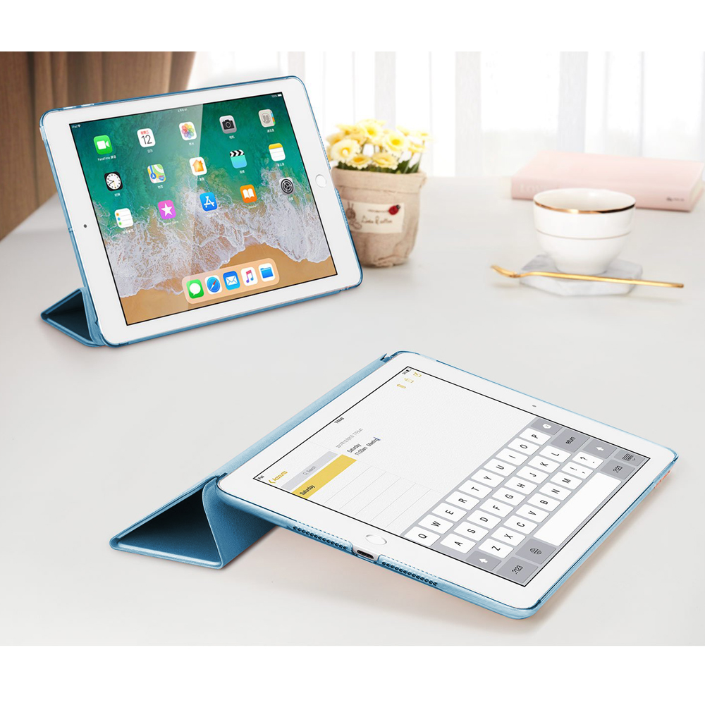 Zwei iPads in blauen Hüllen auf einer weißen Oberfläche. Eines steht aufrecht, das andere ist geöffnet.